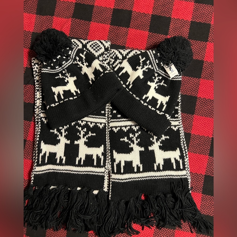 Black and White Reindeer Knit Scarf